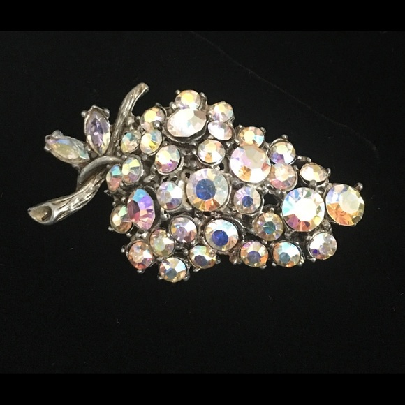Vintage Jewelry - VTG Silver Tone Figural Grape Brooch
